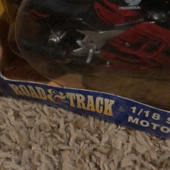 NIB Road & Track 1/18 scale Honda motorcycle - Picture 6 of 11